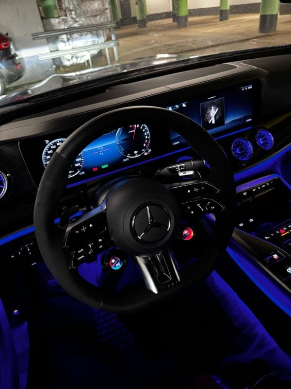 Volante tapizado Mercedes — Cuero liso. Alcantara. Hilo al tono.