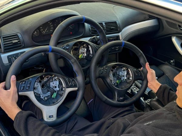 Volante tapizado BMW E46 — Cuero perforado. Cuero liso. Hilo al tono.