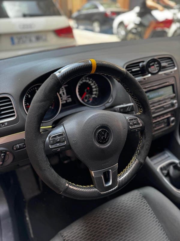 Volante tapizado Volkswagen — Alcantara. Fibra de carbono. Hilo al tono.