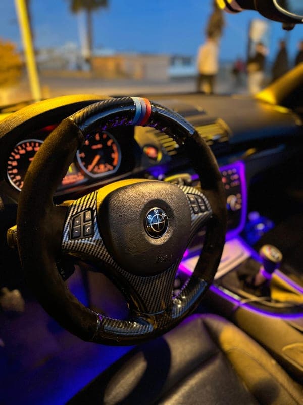 Volante tapizado BMW E92 — Alcantara. Fibra de carbono. Hilo al tono.